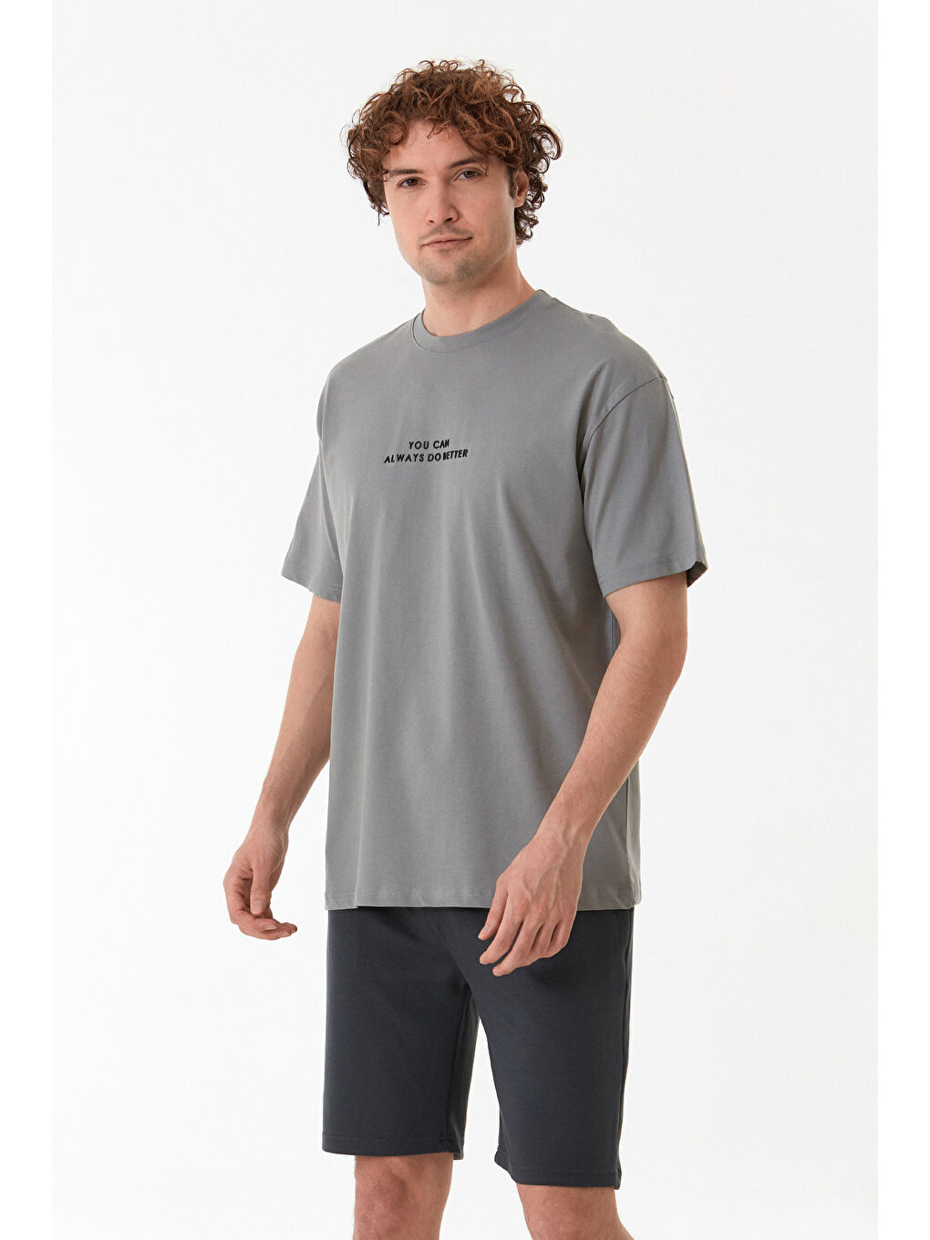 Gri Yazı Kabartma Baskılı Bisiklet Yaka Tişört