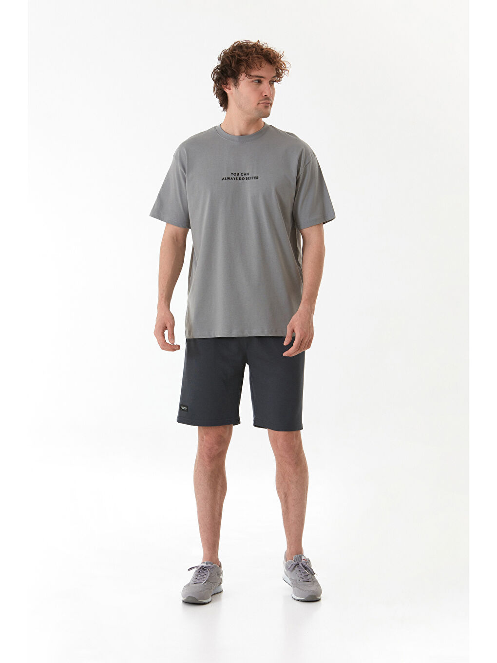 Gri Yazı Kabartma Baskılı Bisiklet Yaka Tişört-1