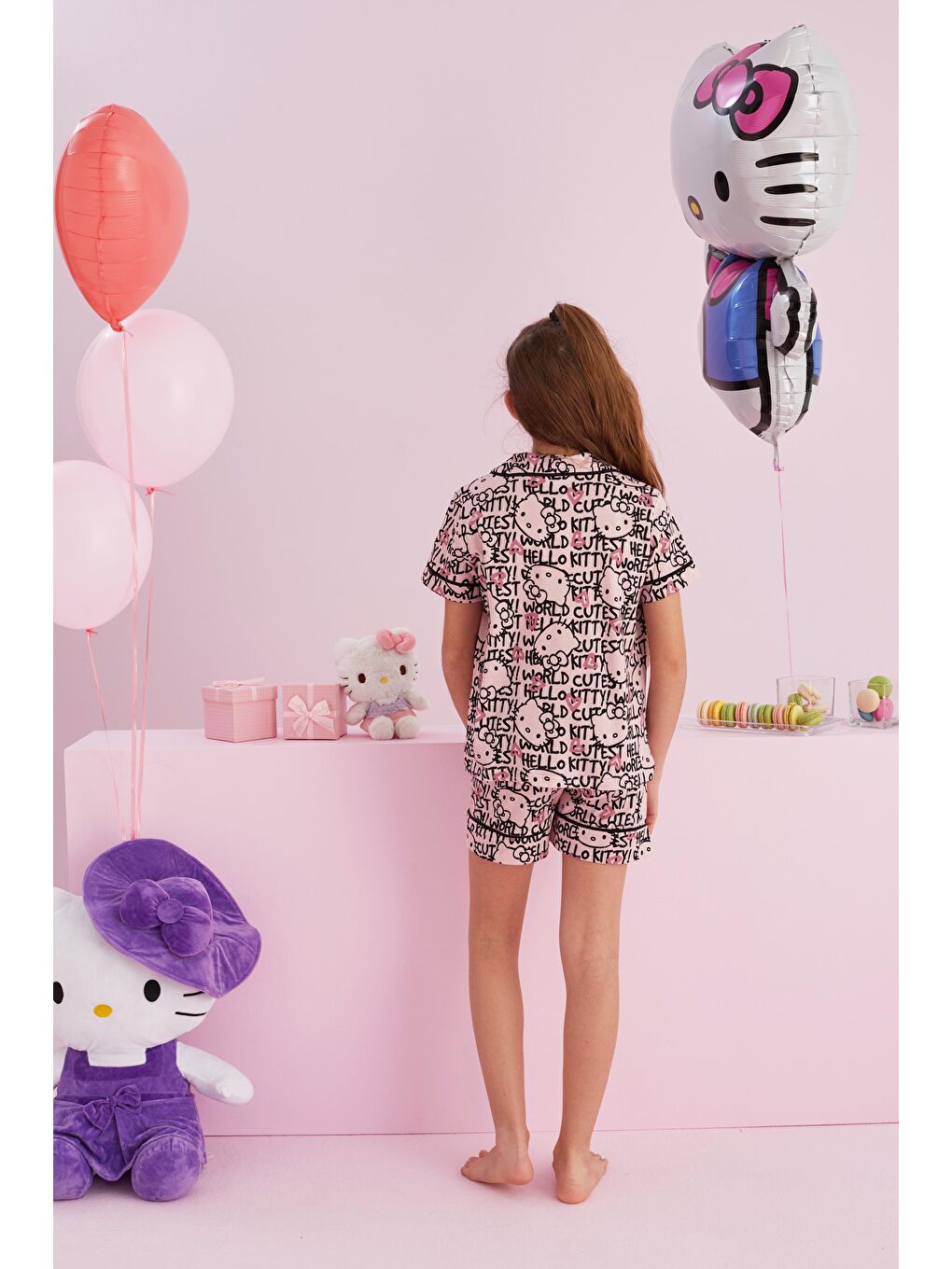 SİYAH İNCİ Pembe Hello Kitty Lisanslı %100 Pamuk Pembe Çok Renkli Düğmeli Biyeli Şort Pijama Takım - 2