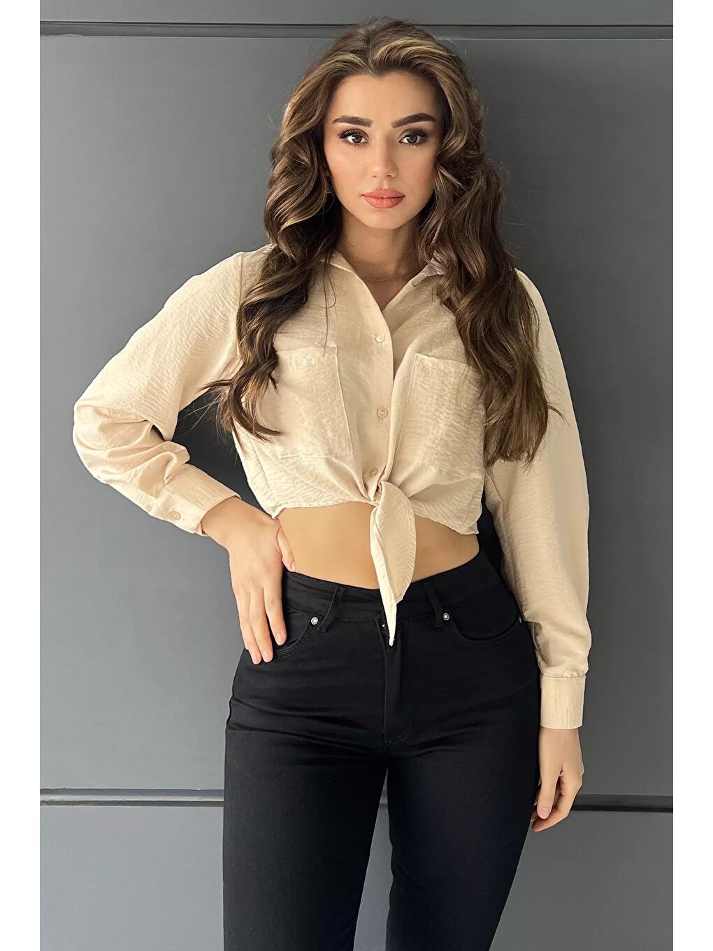 GÜLSELİ Bej Çift Cepli Ön Bağlamalı Pileli Kadın Crop Top Gömlek - 1