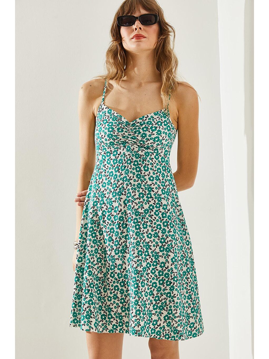 Yeşil Kadın Büzgü Detaylı Askılı Çiçek Desenli Mini Elbise-4