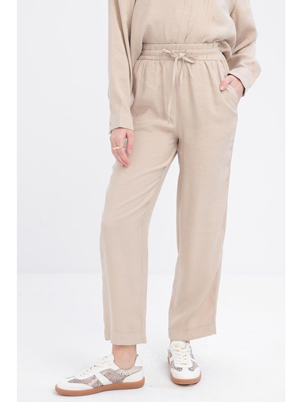 Bej-Nervürlü Yırtmaçlı Modal Pantolonlu Takım-3