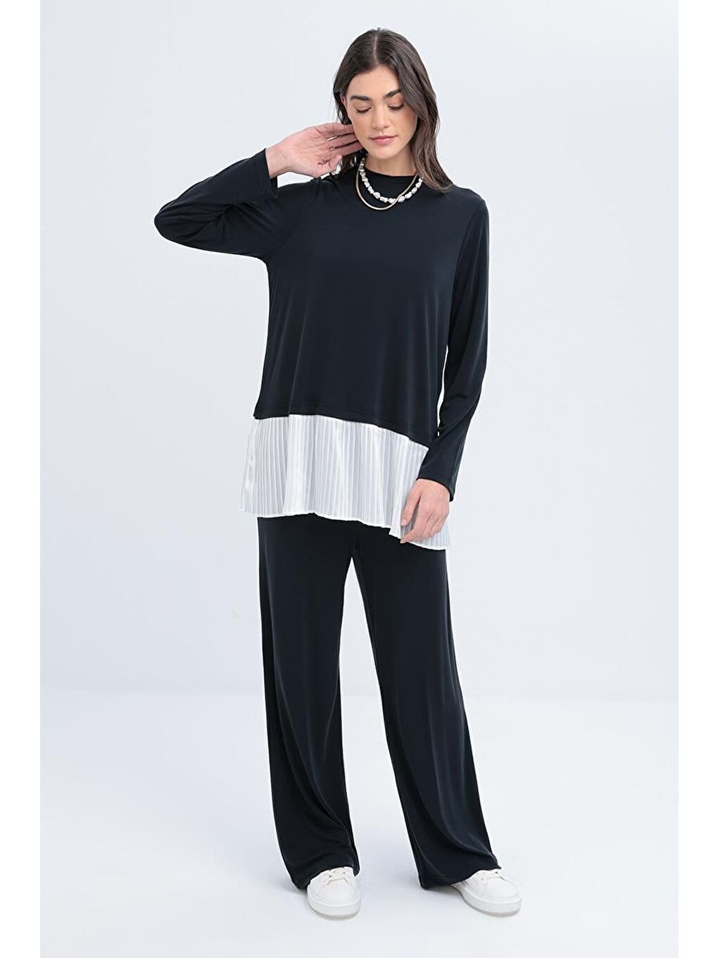 Siyah-Pilise Garnili Pantolonlu Takım