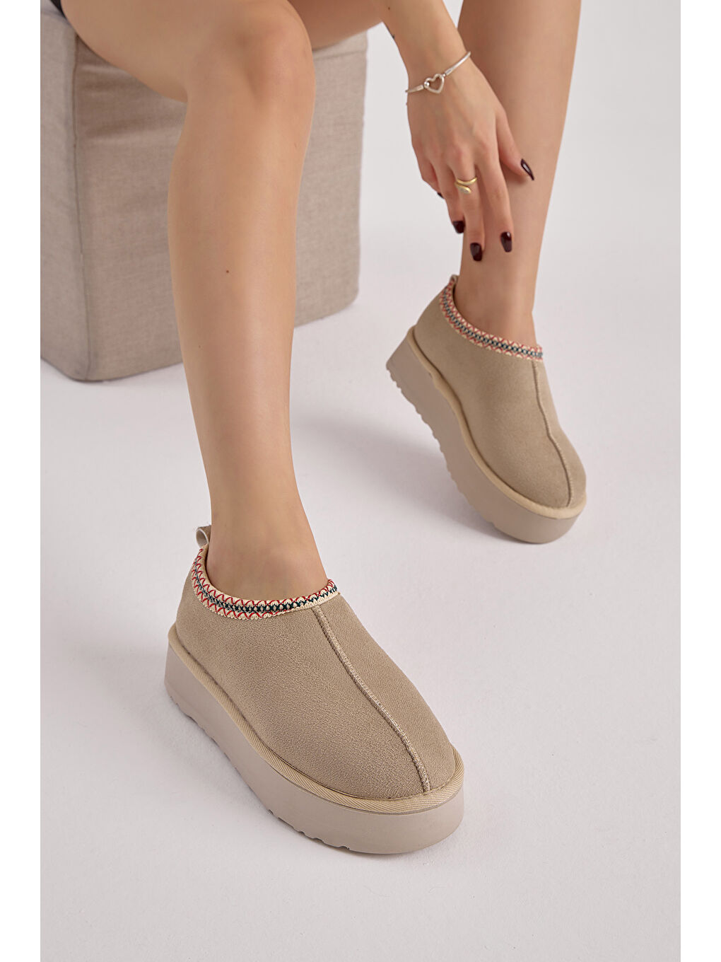 Kadın Bej Kalın Poli Taban Bileği Dikiş Detaylı Süet Görünümlü Yarım Bot