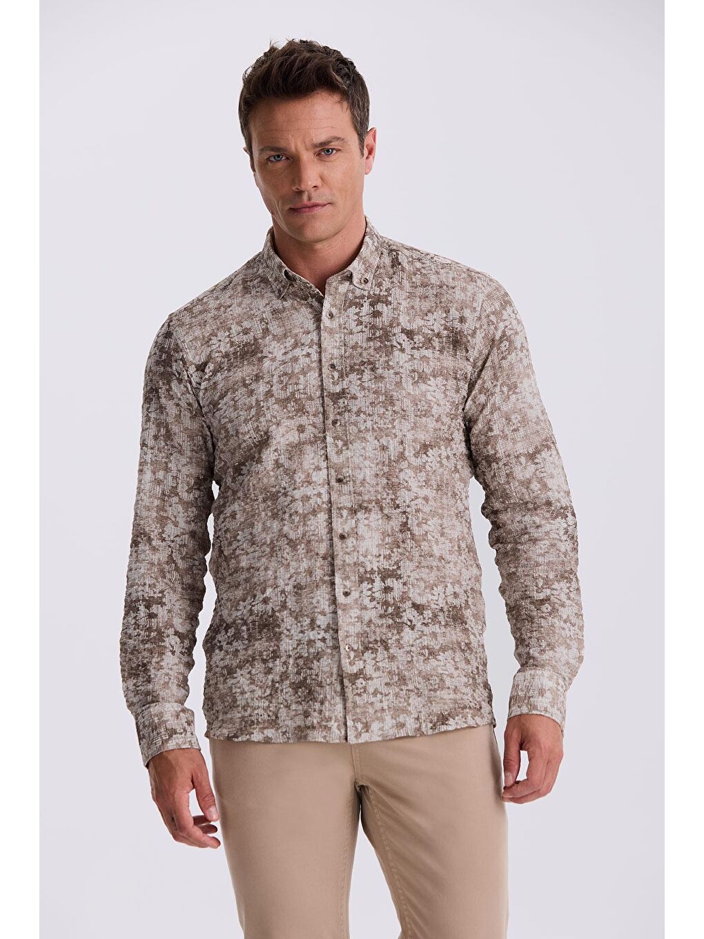 Kahverengi Kahve Desenli Düğmeli Yaka Comfort Fit Gömlek