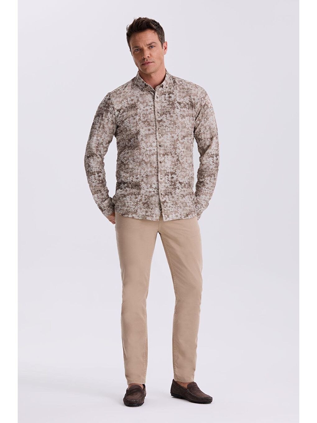 Kahverengi Kahve Desenli Düğmeli Yaka Comfort Fit Gömlek-1