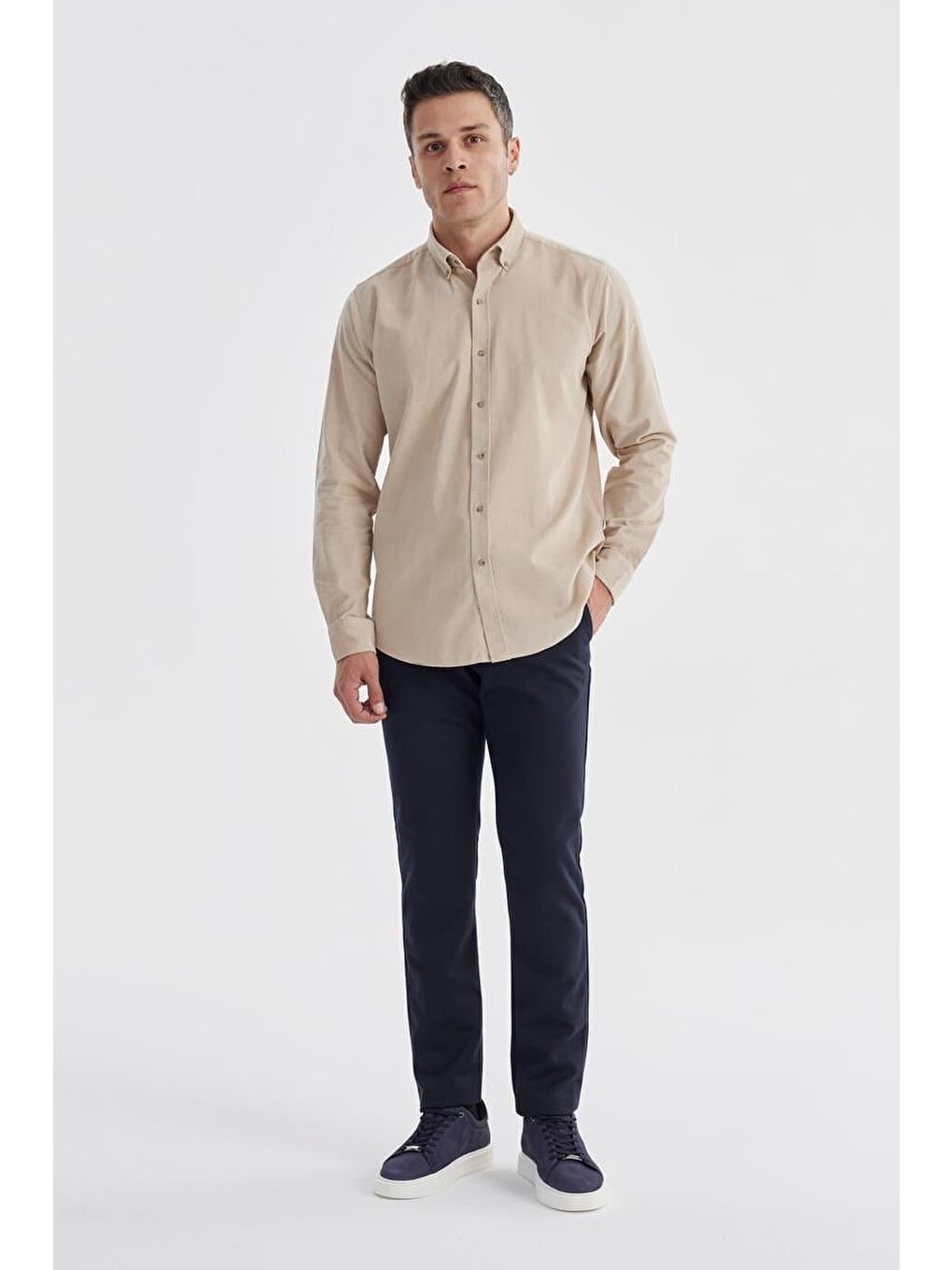 Bej Comfort Fit Düğmeli Yaka %100 Pamuklu Kadife Gömlek