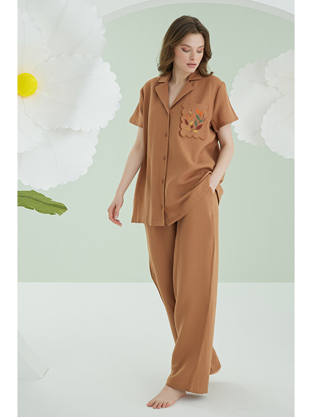 Kahverengi Nakışlı Müslin Önden Düğmeli Pijama Takım