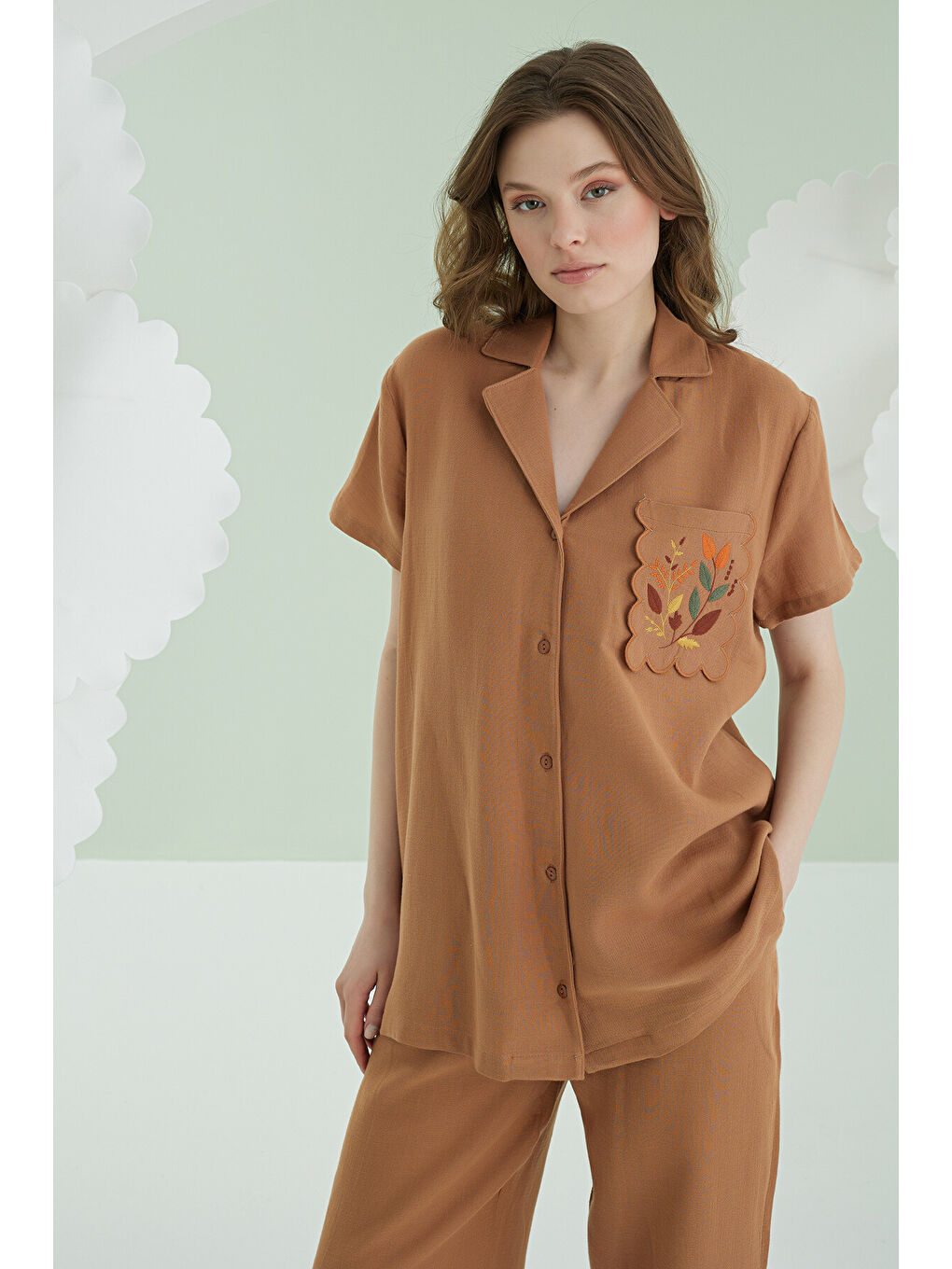 Kahverengi Nakışlı Müslin Önden Düğmeli Pijama Takım-1