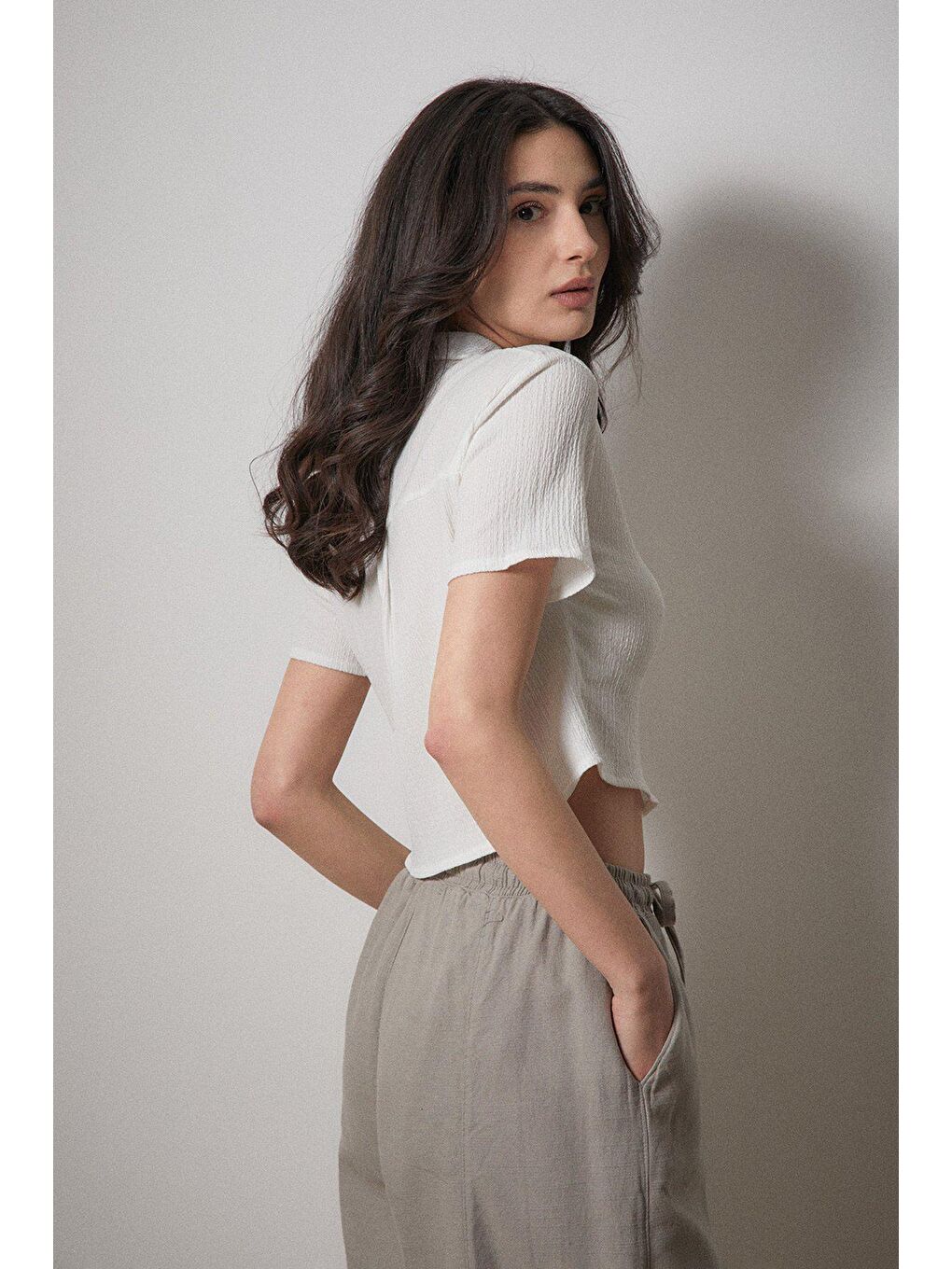 Ekru Bürümcük Kumaş Crop Cepli Gömlek-3