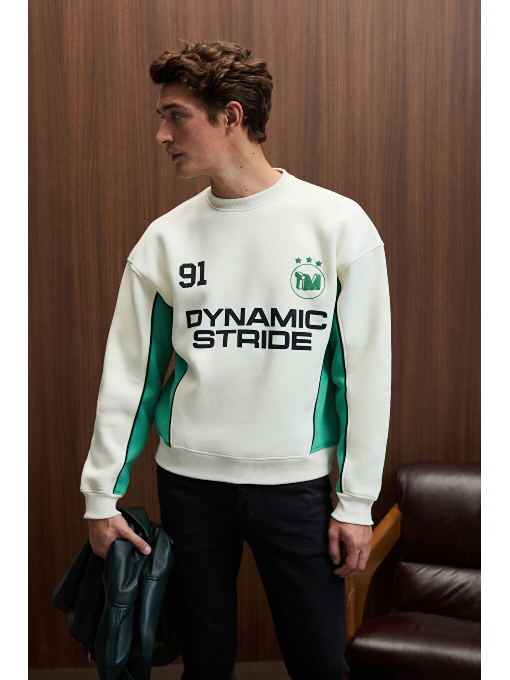 Monty Erkek Yuvarlak Yaka Baskılı Omuzları Yeşil Renkte Relaxed Fit Ekru Sweatshirt-3