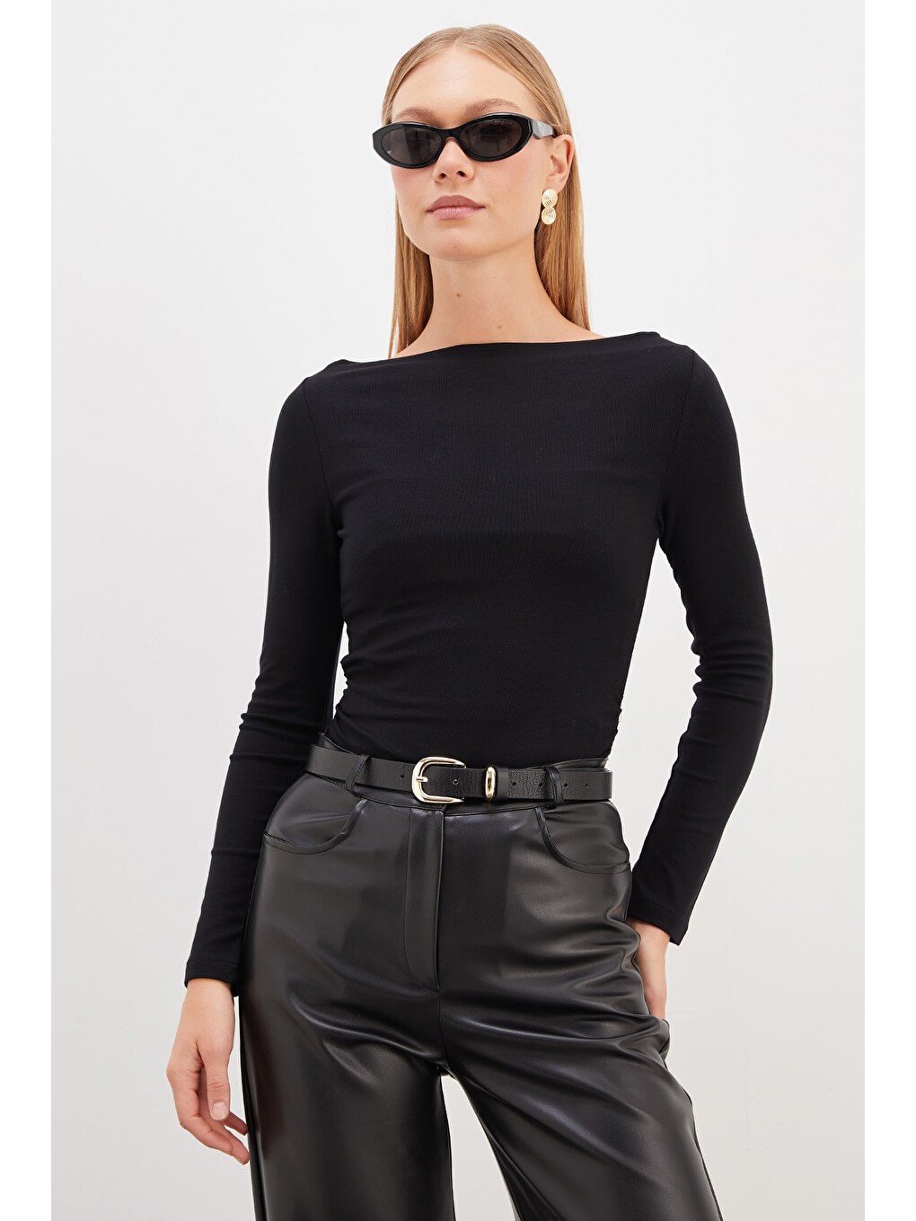 Siyah Yanları Drapeli Kayık Yaka Slim Fit Bluz