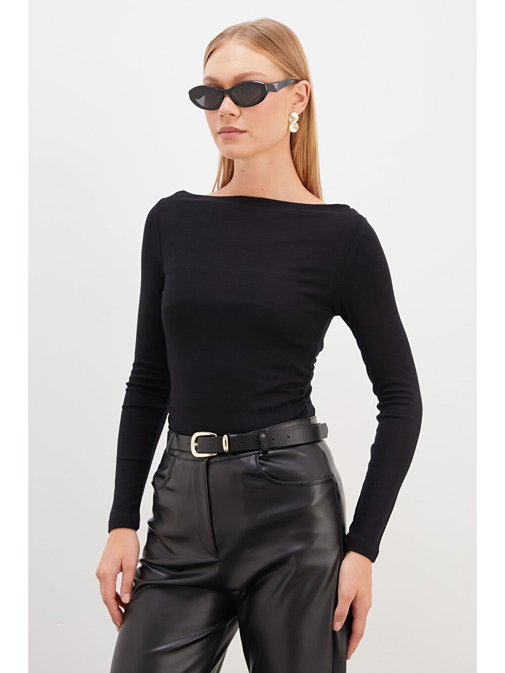 Siyah Yanları Drapeli Kayık Yaka Slim Fit Bluz-1