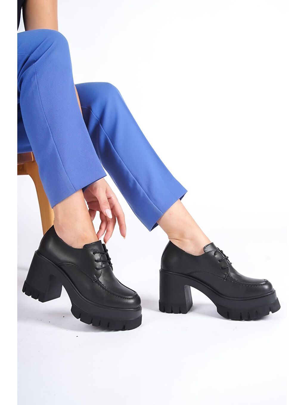 Siyah Yuvarlak Burunlu Bağcıklı Orta Topuklu Ayakkabı