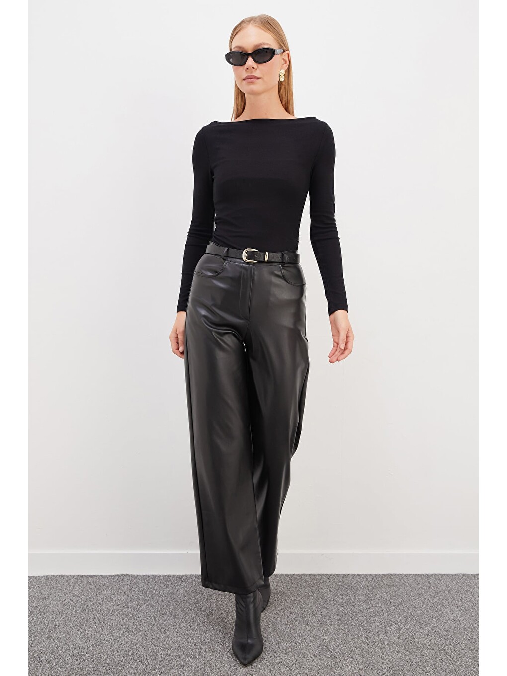 Siyah Yanları Drapeli Kayık Yaka Slim Fit Bluz-2