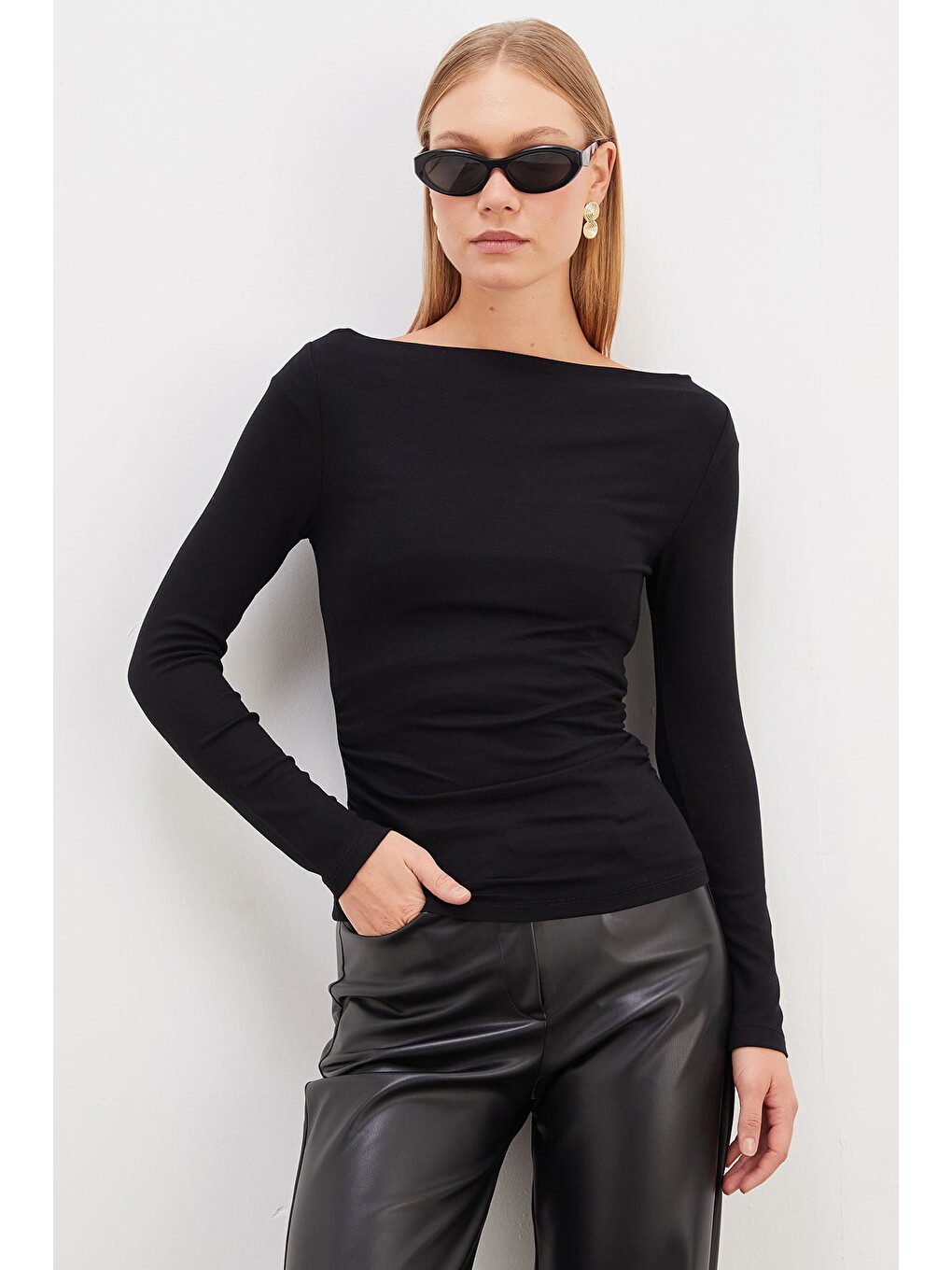 Siyah Yanları Drapeli Kayık Yaka Slim Fit Bluz-3