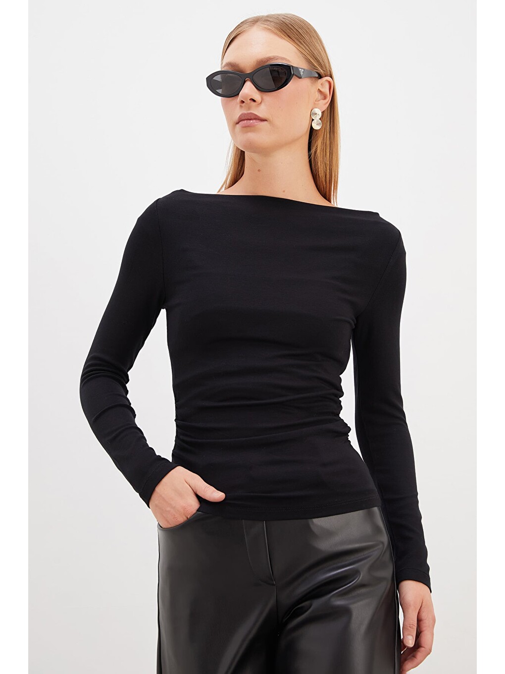 Siyah Yanları Drapeli Kayık Yaka Slim Fit Bluz-4