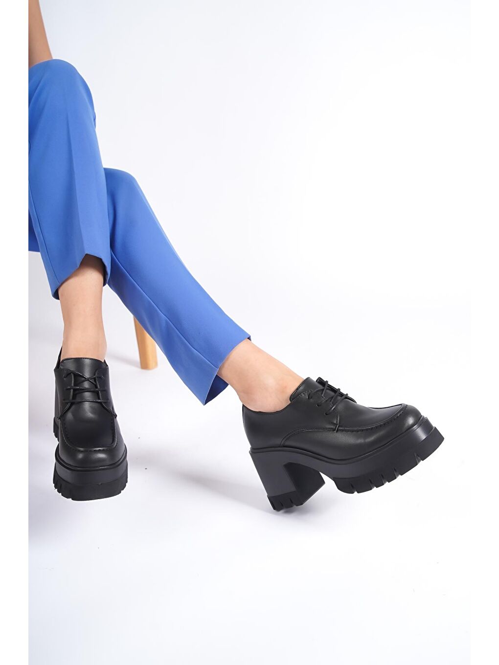 Siyah Yuvarlak Burunlu Bağcıklı Orta Topuklu Ayakkabı-3