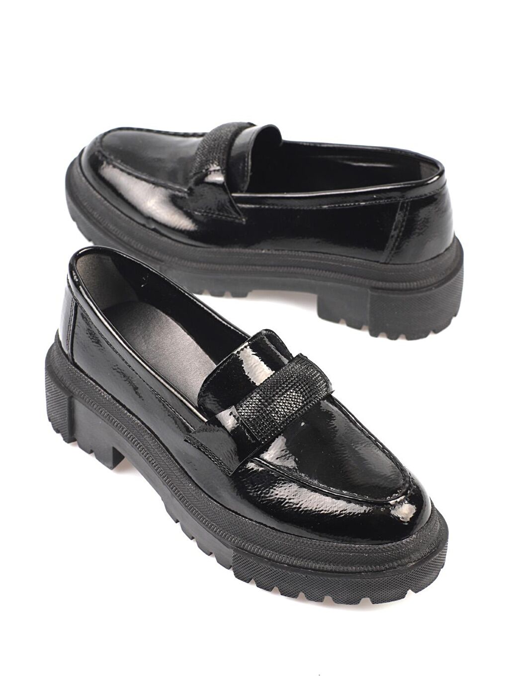 Siyah Oval Burunlu Taşlı Tokalı Trak Tabanlı Kırışık Rugan Kadın Loafer-2