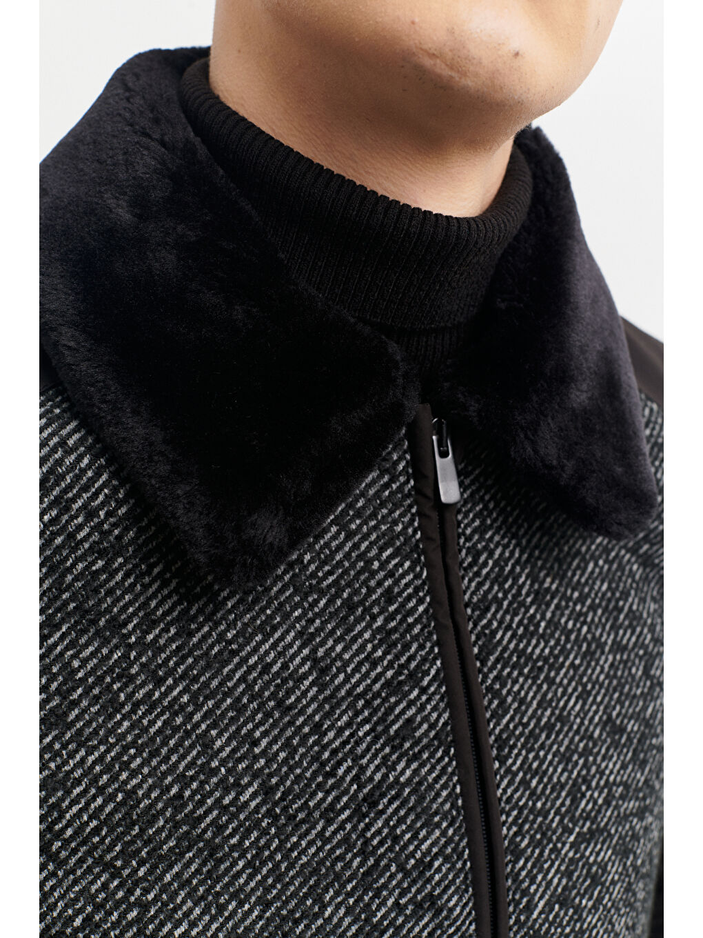 Erkek Siyah Standart Fit Normal Kesim Kürklü Dik Yaka Mont-3