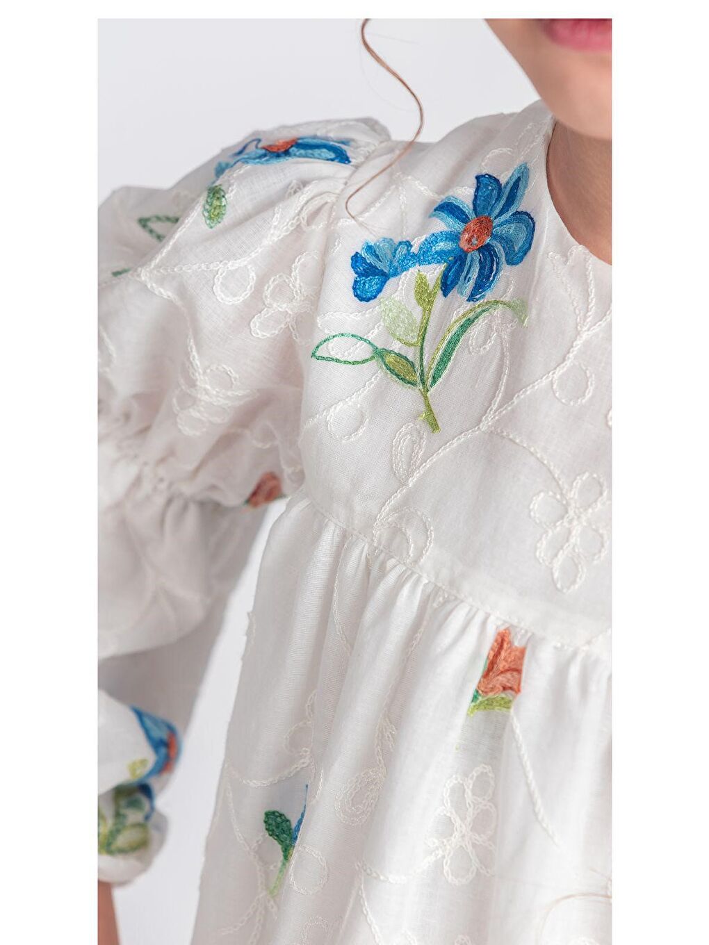 Beyaz Otantik Akdeniz Çiçek Nakış Kız Çocuk Müslin Elbise M00706-9