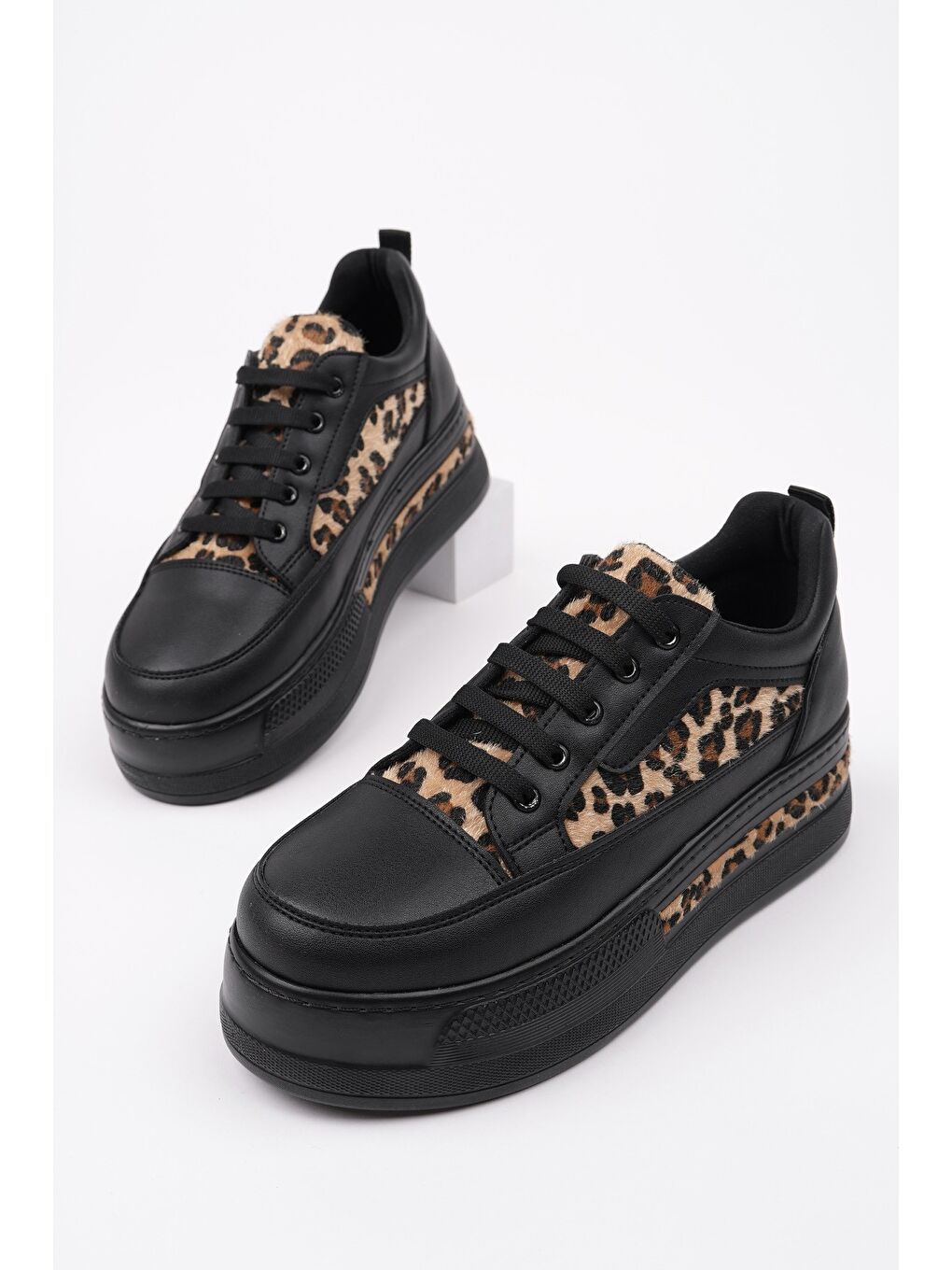 Siyah ZARİNA Kadın Kalın Taban Leopar Desenli Bağcıklı Günlük Sneaker Spor Ayakkabı-2