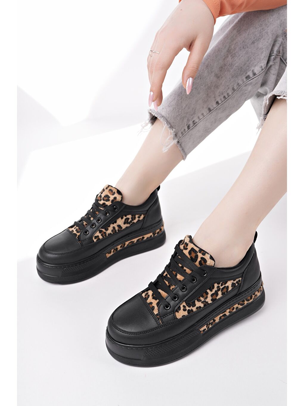 Siyah ZARİNA Kadın Kalın Taban Leopar Desenli Bağcıklı Günlük Sneaker Spor Ayakkabı-4