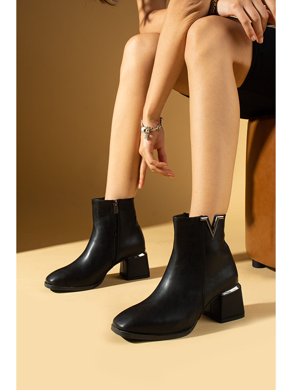 Siyah V Tokalı Küt Burunlu Fermuarlı Rahat Taban Kadın Bot 69-5010-24