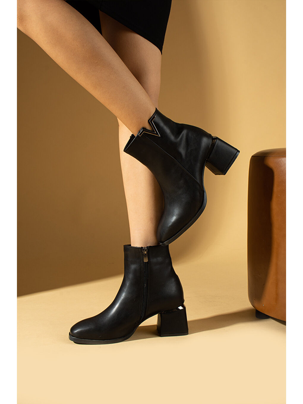 Siyah V Tokalı Küt Burunlu Fermuarlı Rahat Taban Kadın Bot 69-5010-24-2