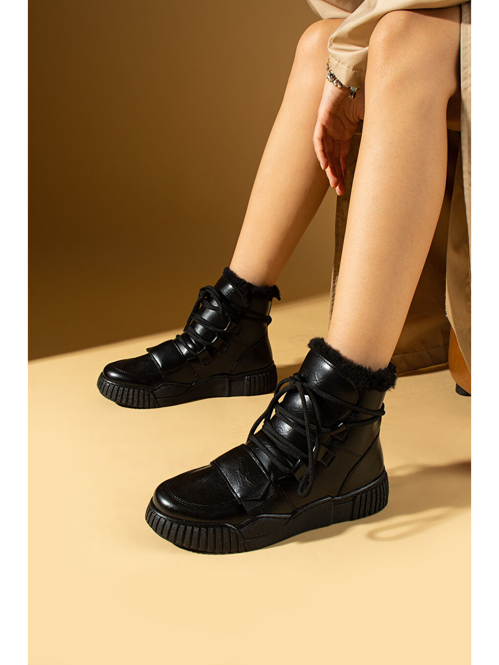 Siyah İçi Kürklü Bağcıklı Rahat Taban Kadın Bot 68-711-24Cilt