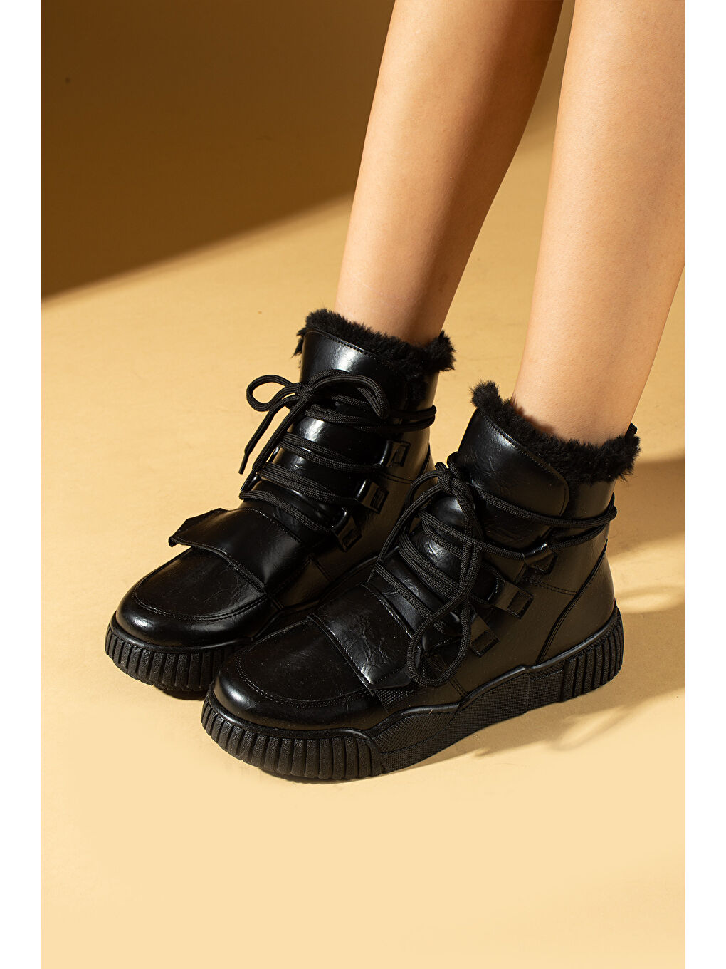 Siyah İçi Kürklü Bağcıklı Rahat Taban Kadın Bot 68-711-24Cilt-2