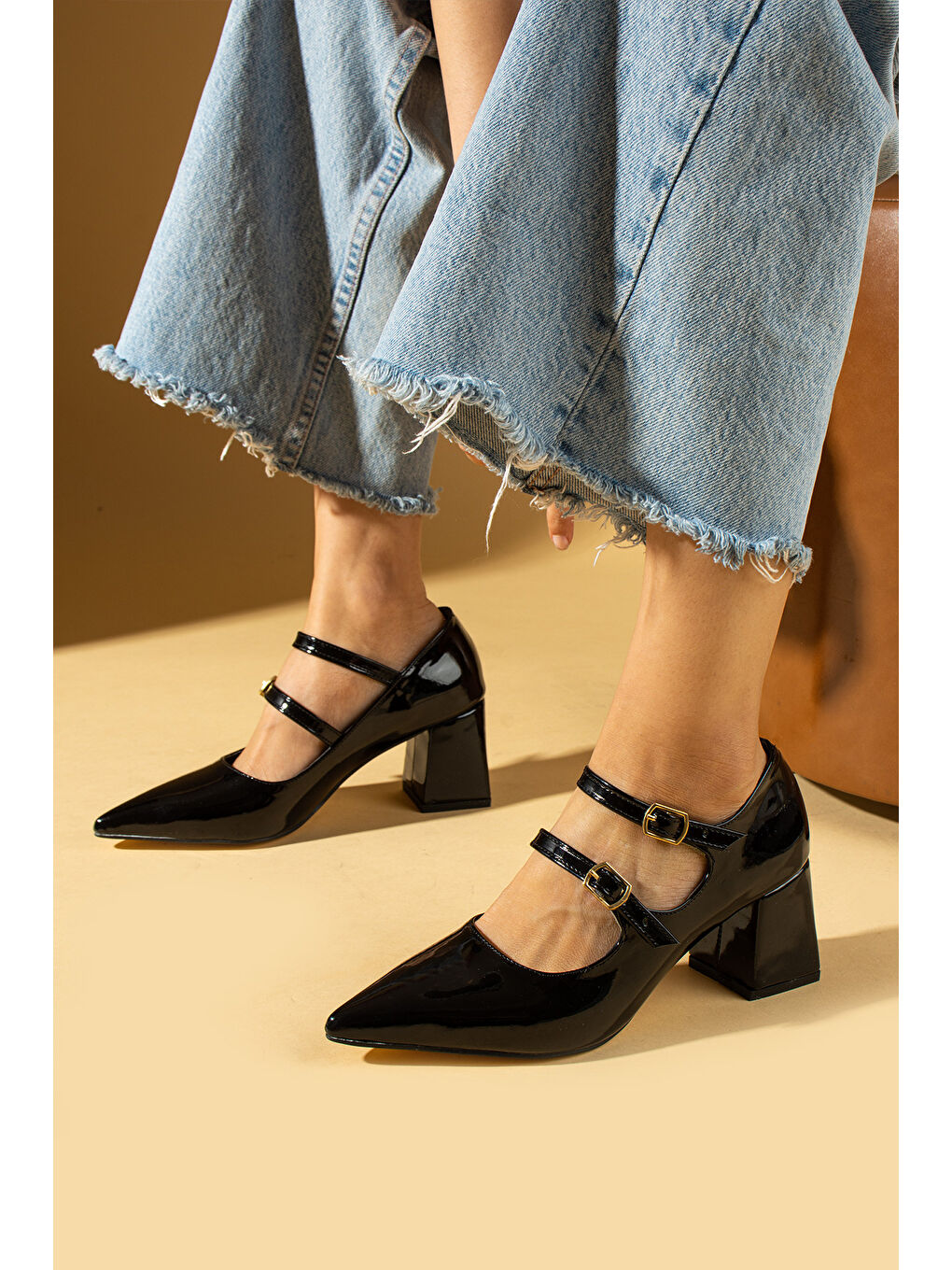 Siyah Sivri Burun Çift Tokalı Kalın Topuklu Kadın Ayakkabı 86-28-24Rugan