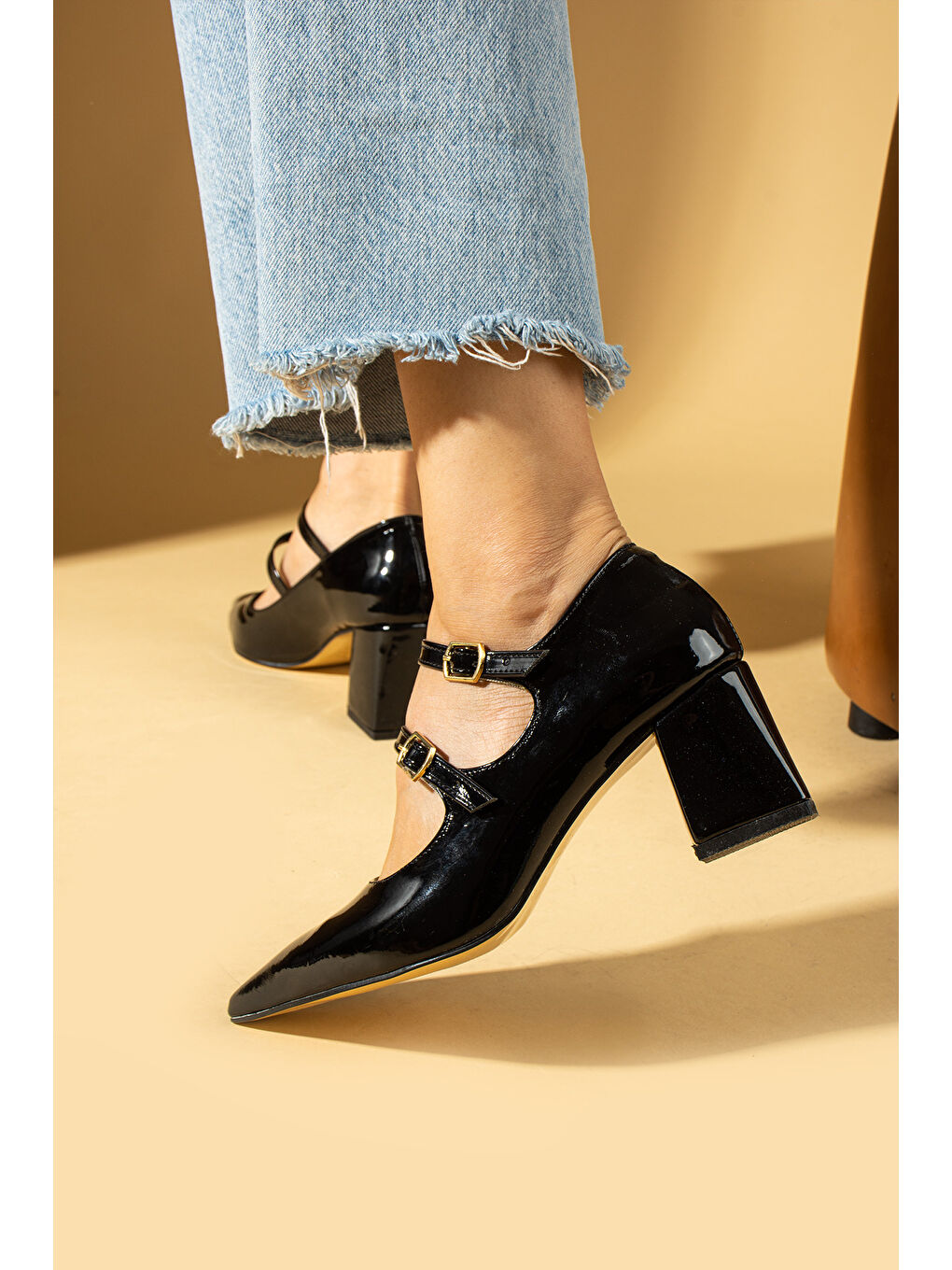 Siyah Sivri Burun Çift Tokalı Kalın Topuklu Kadın Ayakkabı 86-28-24Rugan-2