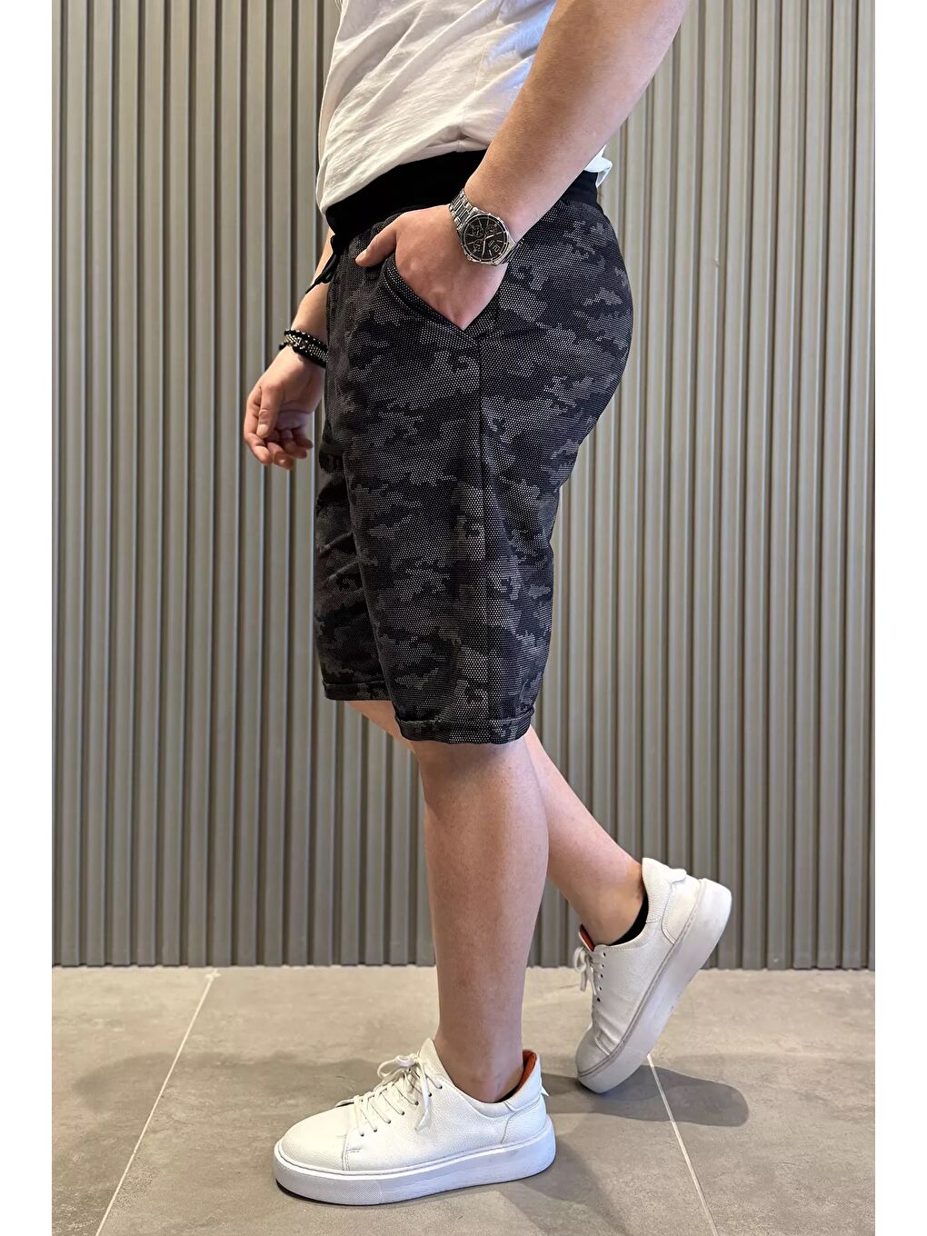 Siyah Desenli Duble Paça Erkek Şort-1