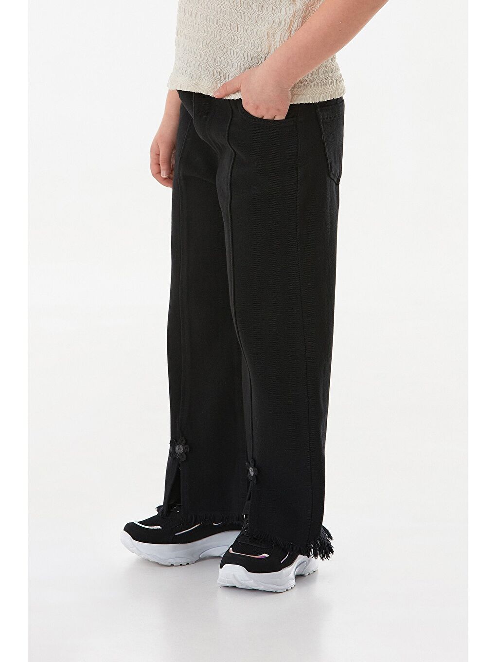 Siyah Çiçek Nakışlı Paçası Püsküllü Kız Çocuk Pantolon-1