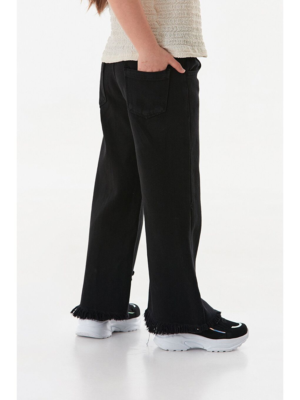 Siyah Çiçek Nakışlı Paçası Püsküllü Kız Çocuk Pantolon-2