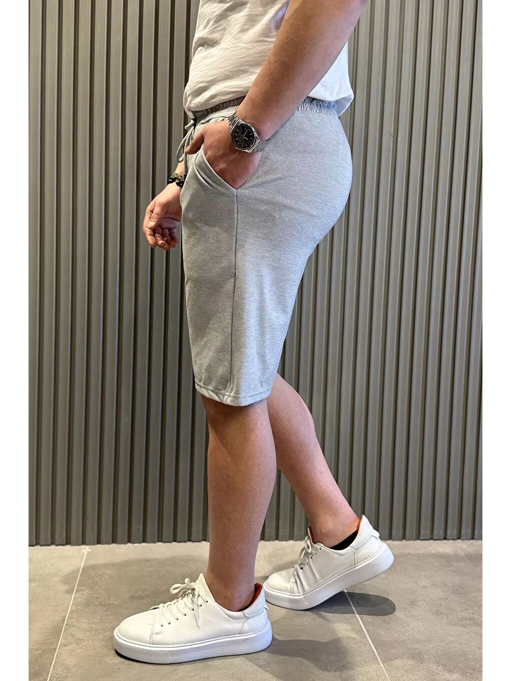 Gri Erkek Bel Bağcıklı Kendinden Desenli Cepli Şort-1