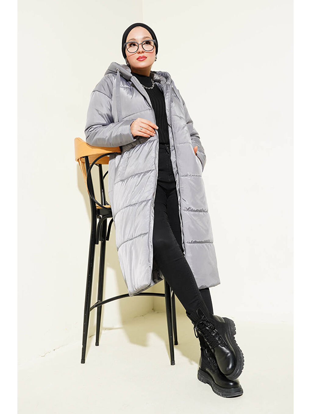 T5120 Kapüşonlu Uzun Şişme Tesettür Mont   Gri