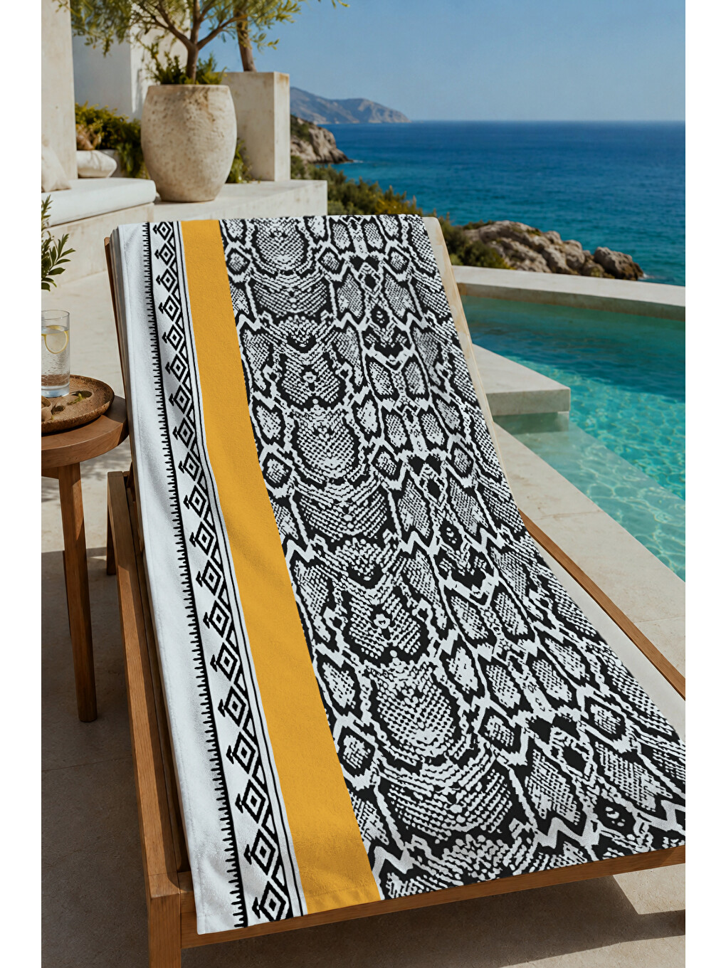 Sarı Şeritli Siyah Beyaz Etnik Desenli 70x150 Cm Dijital Baskılı Plaj Ve Banyo Havlusu