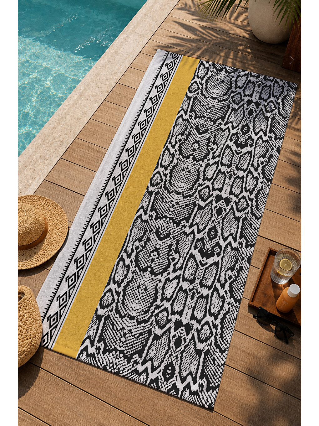 Sarı Şeritli Siyah Beyaz Etnik Desenli 70x150 Cm Dijital Baskılı Plaj Ve Banyo Havlusu-2