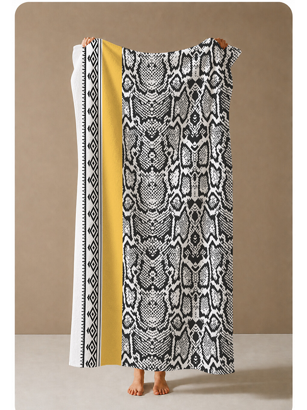 Sarı Şeritli Siyah Beyaz Etnik Desenli 70x150 Cm Dijital Baskılı Plaj Ve Banyo Havlusu-3