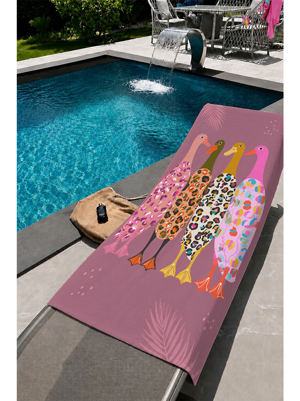 Kahverengi Renkli Penguen Sörf Tahtası Desenli 70x150 Plaj Havlusu-1