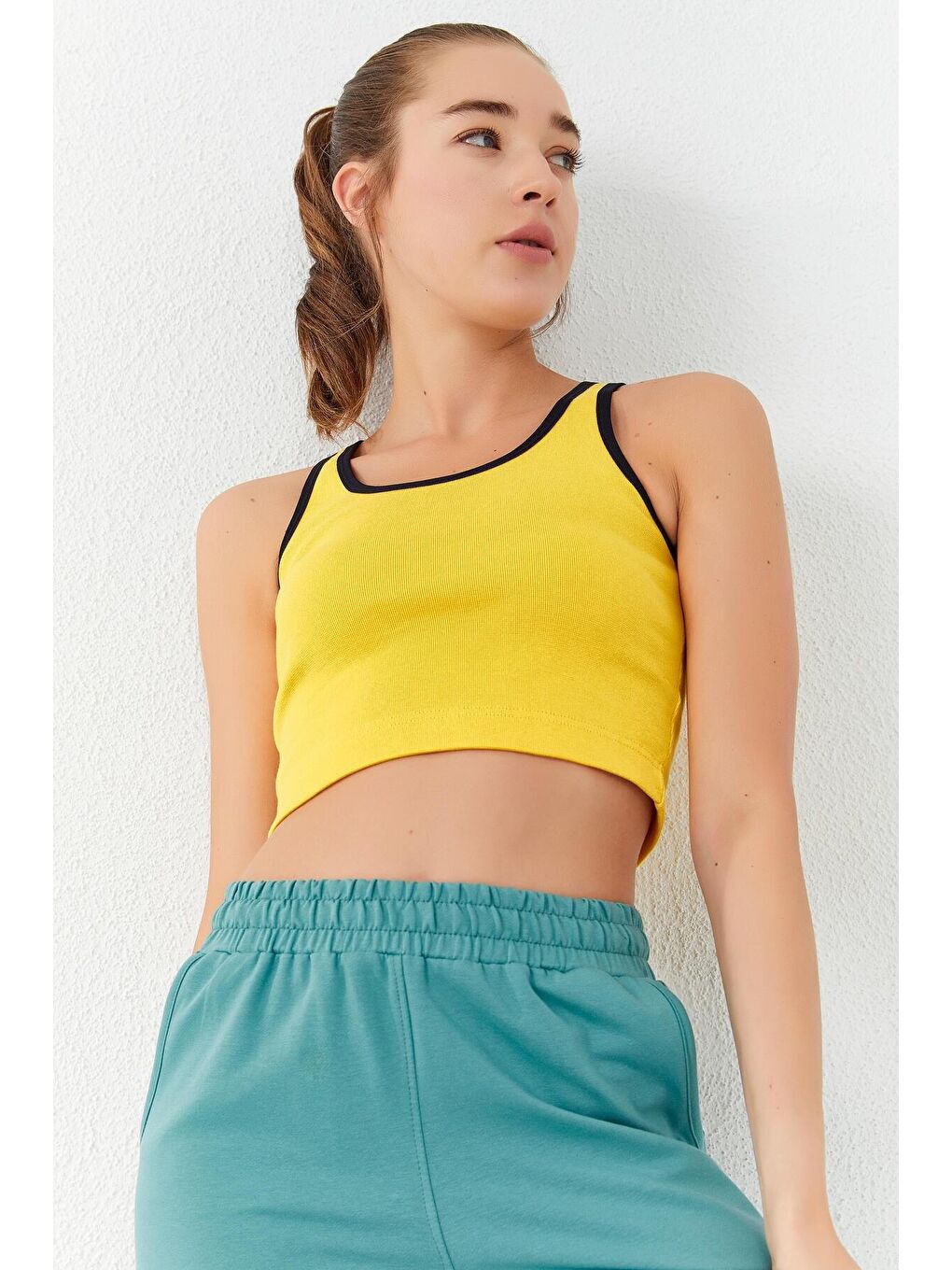 TOMMYLIFE Sarı Basic Sıfır Kol Dar Kalıp U Yaka Kadın Crop Top Atlet - 97162 - 2