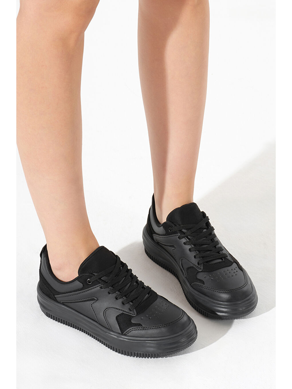 Kadın Siyah Termo Taban Bağcıklı Spor Ayakkabı