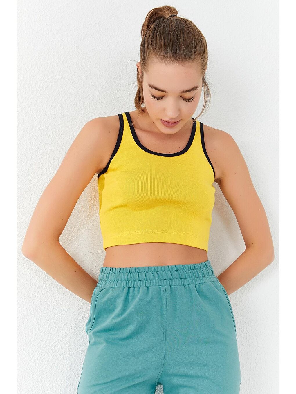 TOMMYLIFE Sarı Basic Sıfır Kol Dar Kalıp U Yaka Kadın Crop Top Atlet - 97162 - 4