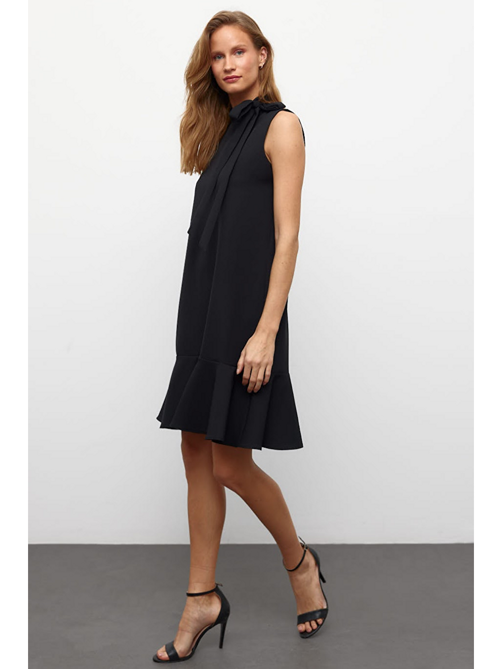 Muni Muni Düz Renk Yaka Detaylı Elbise-Siyah-3