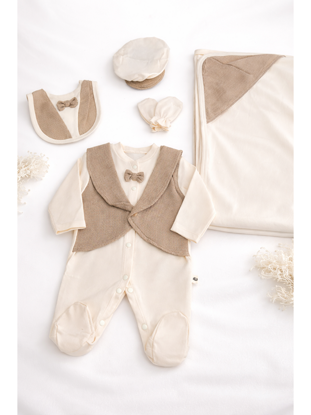 Bej Erkek Bebek Papyonlu Yelek Görünümlü Tulum 5li Hastane Çıkış Seti Pamuklu 0-3 ay Battaniye Dahil
