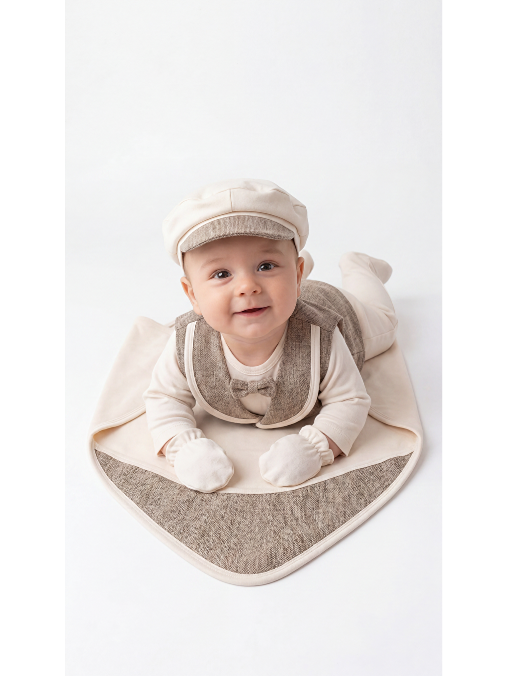 Bej Şal Yaka Yelekli Papyonlu 5'Lı Erkek Bebek Yenidoğan Takımı-2