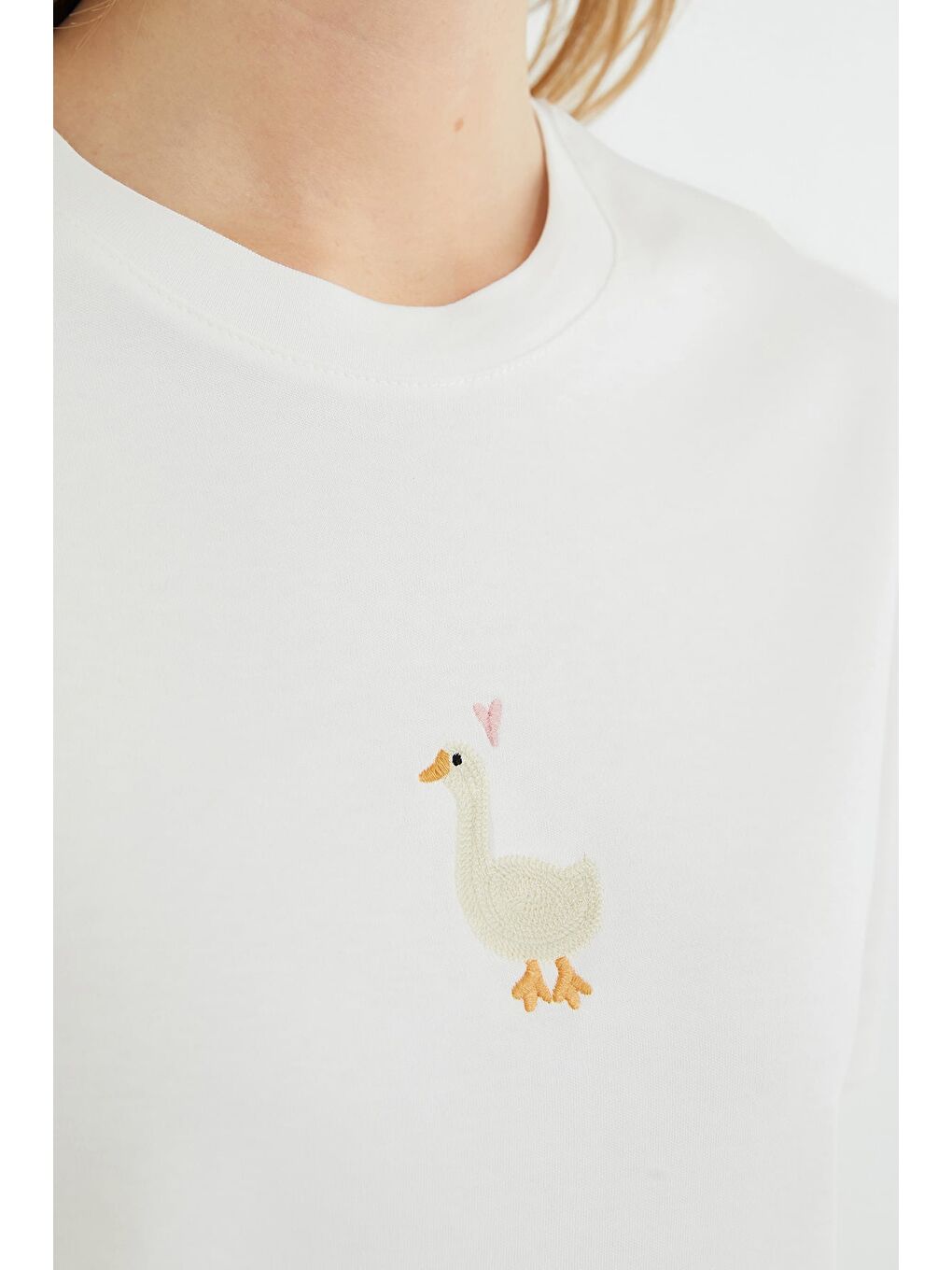 Beyaz Ördek Nakışlı Bisiklet Yaka Salaş Tişört-1