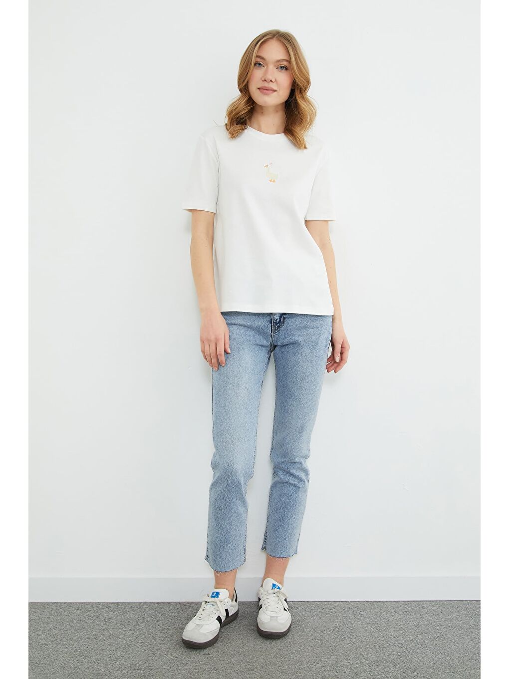 Beyaz Ördek Nakışlı Bisiklet Yaka Salaş Tişört-2